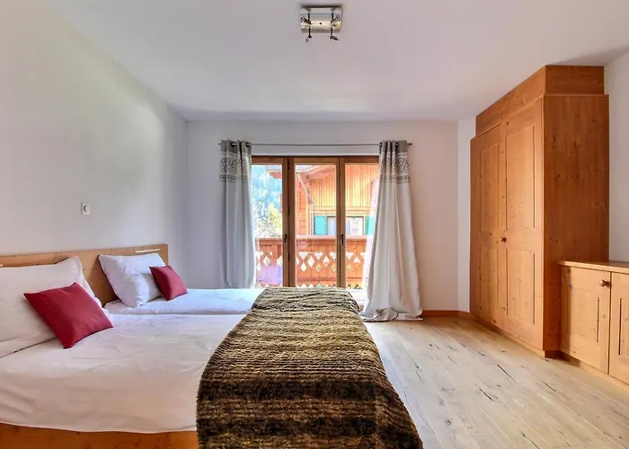 6, Next To Cable Car * シャンペリー