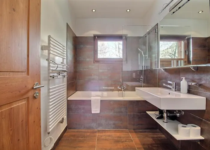 アパート 6, Next To Cable Car *