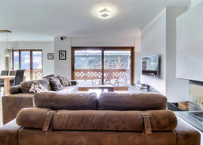 6, Next To Cable Car アパート