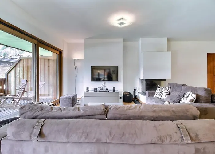 6, Next To Cable Car シャンペリー